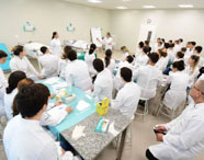Aula prática no laboratório do curso de Medicina da Unoeste Jaú com estudantes em atividade.