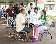 Alunos da Unoeste realizando atendimento gratuito à comunidade em atividade de extensão. 