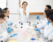 Professora da Unoeste demonstrando práticas de laboratório para os estudantes do curso de Farmácia.