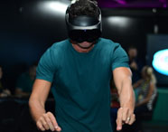 Aluno da Unoeste utilizando tecnologia de realidade virtual em atividade prática no curso de Engenharia de Produção. 