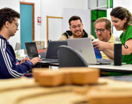 Grupo de estudantes em momento de orientação acadêmica com professor da Engenharia de Produção da Unoeste. 
