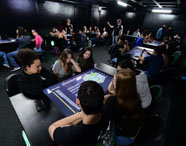 Turma de Engenharia de Produção em aula interativa com mesa digital na sala Betha da Unoeste.
