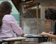 Alunos da Unoeste desenvolvendo práticas no Laboratório de Estruturas da Engenharia Civil. 