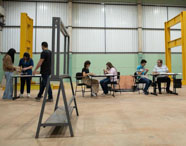 Vista interna do Laboratório de Estruturas com alunos participando de atividades práticas na Unoeste. 