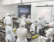 Alunos do curso de Gastronomia da Unoeste em aula prática no laboratório de panificação e confeitaria 