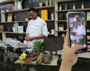 Professor ministrando aula demonstrativa em laboratório do curso de Gastronomia da Unoeste 