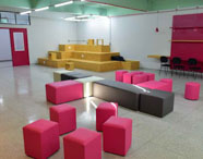 Sala de aula moderna da Faculdade de Gestão Ambiental em Presidente Prudente, com mobiliário colorido e ambiente propício para aprendizado e colaboração.