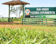 Placa de boas-vindas à Fazenda Experimental da Faculdade de Gestão Ambiental em Presidente Prudente, indicando o foco em pesquisa e práticas sustentáveis.