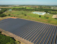 Vista aérea da usina solar no Campus 2 da Faculdade de Gestão Ambiental em Presidente Prudente, destacando o compromisso com energias renováveis e sustentabilidade.
