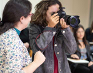 Estudantes participam de aula prática de fotojornalismo, com orientação em sala de aula no curso de Jornalismo. 