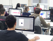 Laboratório de informática com computadores Mac para atividades de edição e design gráfico no curso de Jornalismo. 