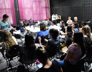 Turma de Jornalismo participa de simulação de programa no laboratório de rádio da Unoeste. 