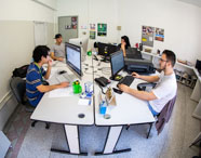 Estudantes trabalhando em ambiente colaborativo da agência experimental do curso de Design Gráfico da Unoeste. 