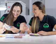 Alunas do curso de Agronomia em Presidente Prudente realizam análise de sementes em laboratório da Unoeste, utilizando equipamentos de precisão. A imagem evidencia a prática acadêmica, o ensino de qualidade e a preparação dos estudantes para o mercado agrícola.