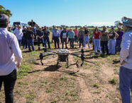 Aula prática de campo com demonstração de drone para monitoramento agrícola no curso de Agronomia em Prudente. 
