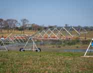 Estrutura de irrigação pivô central em funcionamento na fazenda experimental do curso de Agronomia em Presidente Prudente. A imagem destaca tecnologia agrícola, manejo hídrico e inovação no agronegócio, mostrando a infraestrutura disponível para o aprendizado prático dos alunos em ambiente produtivo.