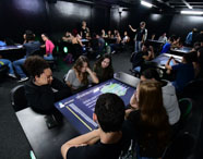 Alunos do curso de Design exploram recursos de tecnologia colaborativa na Sala Betha da Unoeste. 
