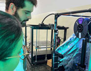 Estudantes da Unoeste realizando testes com impressora 3D no laboratório de Mecatrônica. 