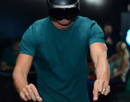 Aluno da Engenharia Mecatrônica da Unoeste utilizando tecnologia de realidade virtual em aula prática.