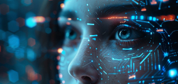 Macrofotografia cinematográfica com foco no olho azul expressivo e na face de uma pessoa. Projetada diretamente sobre a sua pele, há uma intrincada malha digital brilhante em tons de ciano que imita as trilhas e conexões metálicas de um microchip ou circuito impresso de computador, com linhas de luz laranja neon cruzando a região da têmpora, simbolizando o conceito de Inteligência Artificial e cognição cibernética.