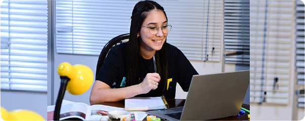 Professora da Unoeste em uma aula a distância